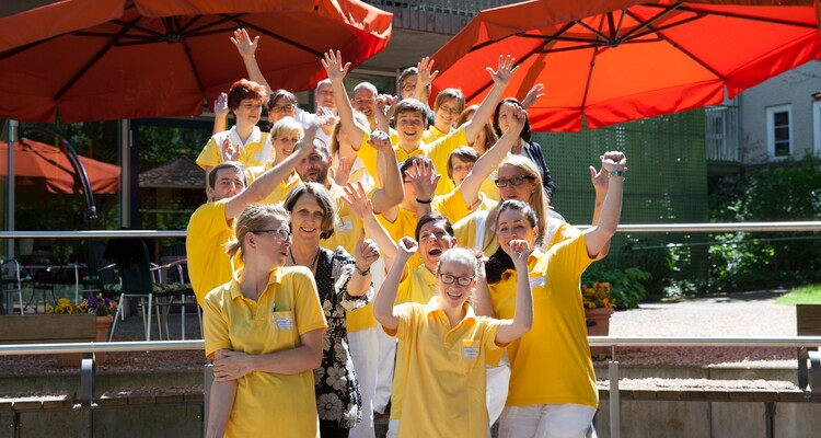 Fröhliches Gruppenbild der Mitarbeitenden des Altenpflegeheims