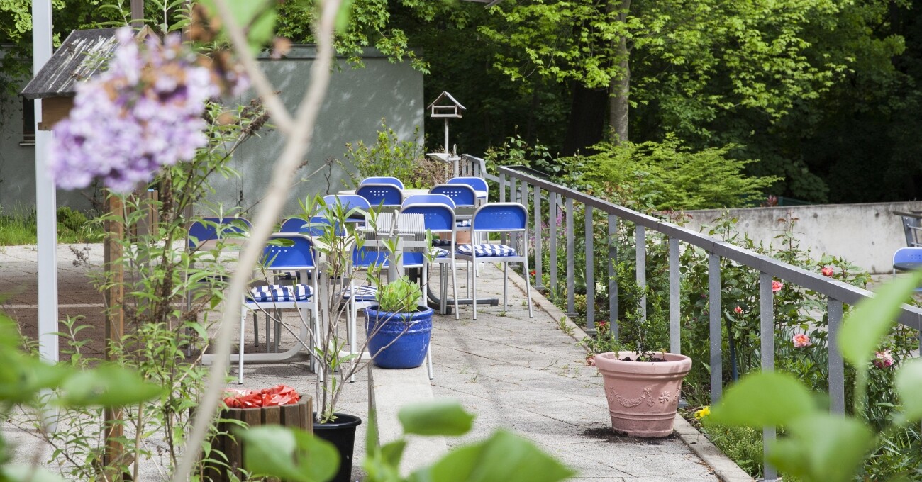 Blick auf die leere Terrasse des Altenpflegeheims AGAPLESION BETHANIEN LEIPZIG im Sommer